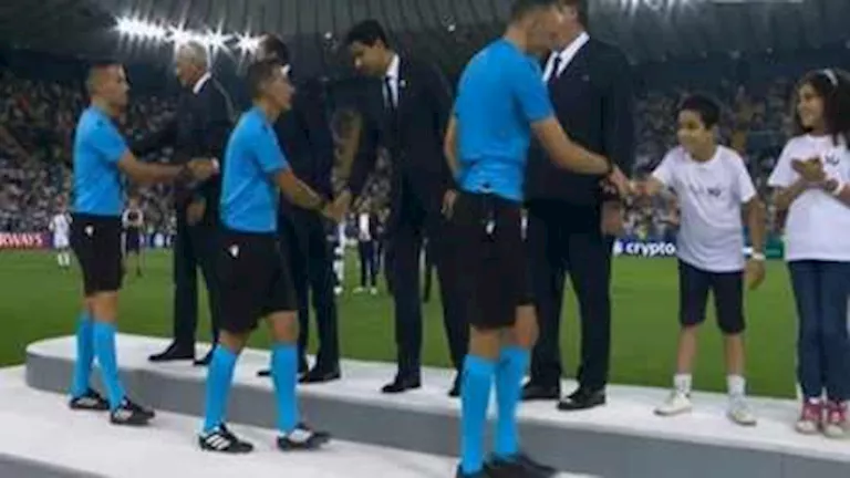 5 صور لظهور طفلين من غزة على منصة التتويج في نهائي كأس السوبر الأوروبي