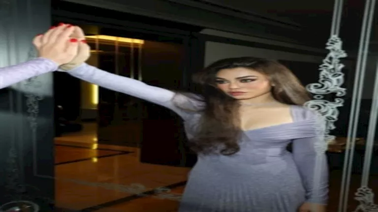 إحداها بمليون جنيه.. 25 صورة لفساتين هيفاء وهبي الجريئة