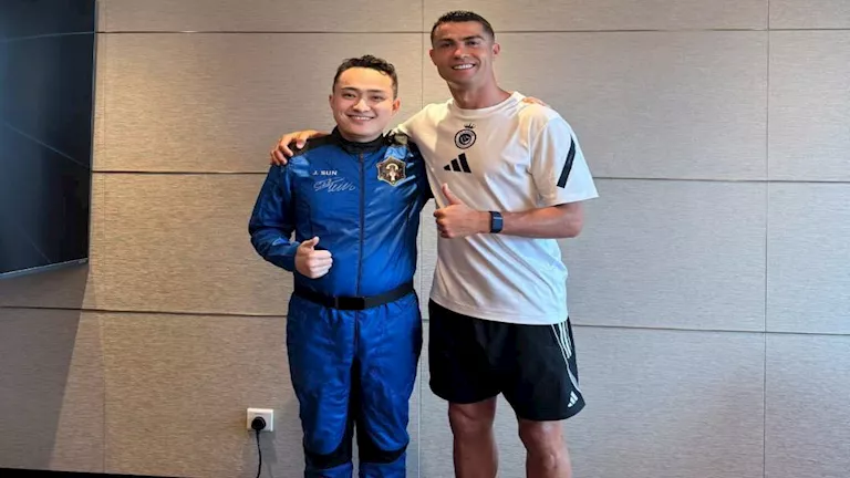 ملياردير صيني يفاجئ رونالدو في معسكر النصر.. فما قصته؟