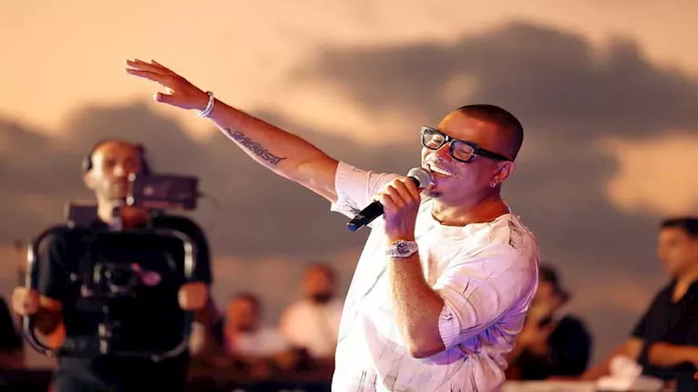 بحضور أحمد حلمي وعمرو يوسف.. 15 صورة من حفل عمرو دياب في الساحل