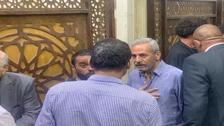 بالصور.. صبري فواز في عزاء مدير التصوير تيمور تيمور