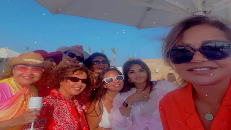 ليلى علوي تواصل الاستمتاع بالصيف وترقص مع صديقتها.. (صور وفيديو)