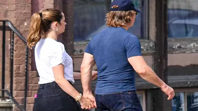 توم كروز وآنا دي أرماس يتجولان في شوارع لندن