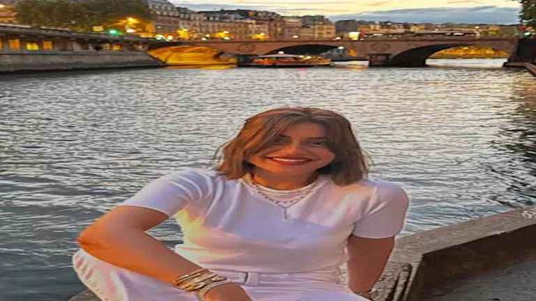 17 صورة لـ منة فضالي بإجازة الصيف من أمام نهر السين بفرنسا