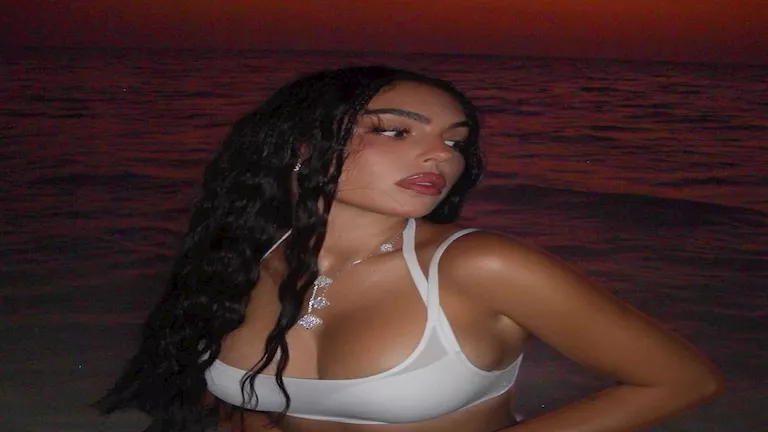 جورجينا تخطف الأنظار بإطلالة جريئة على البحر والجمهور يغازلها (صور)