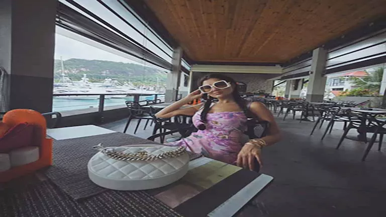 “أميرة ديزني”.. مي عمر تخطف الأنظار بفستان وردي أنيق (صور)