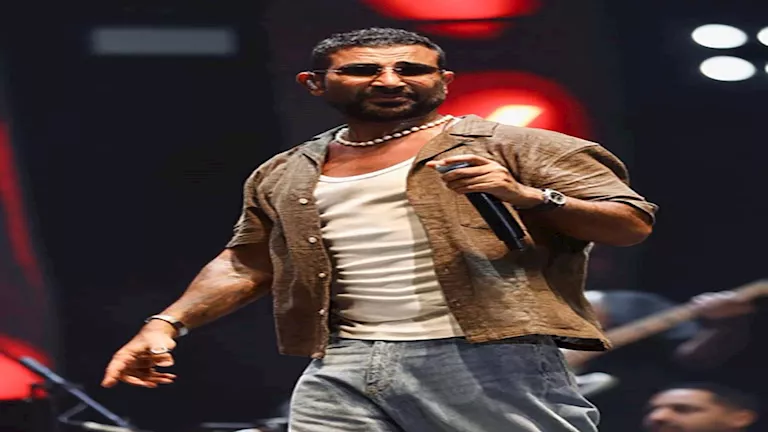 بـ”قميص شبك وخلخال”.. 20 صورة لأغرب إطلالات أحمد سعد التي أثارت الجدل