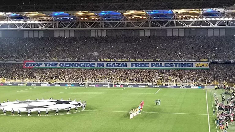 جماهير فنربخشة تدعم فلسطين في مباراة بنفيكا بدوري الأبطال