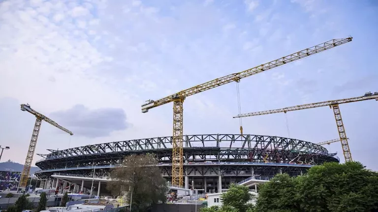 5 صور من غرق ملعب الكامب نو بعد أعمال التجديد