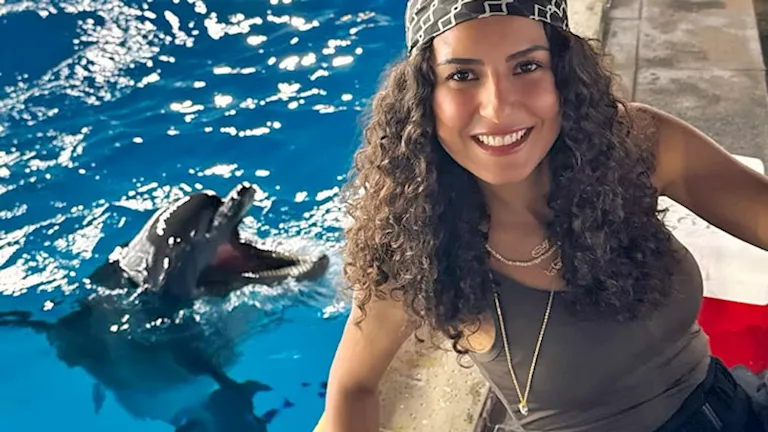 وسط الدلافين.. ريهام أيمن تستمتع بالإجازة مع زوجها وأولادها