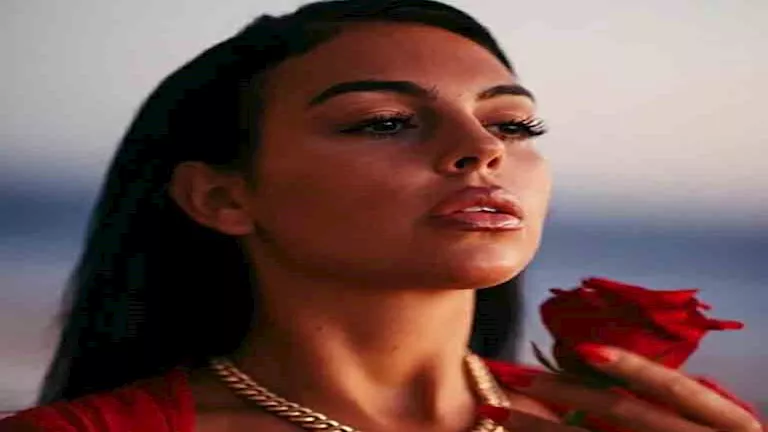 بفستان قصير.. 10 صور لـ جورجينا تخطف الأنظار في أحدث ظهور