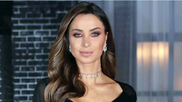 أنابيلا هلال تتألق بفستان أنيق يبرز ثقتها وأنوثتها.. سر اللوك