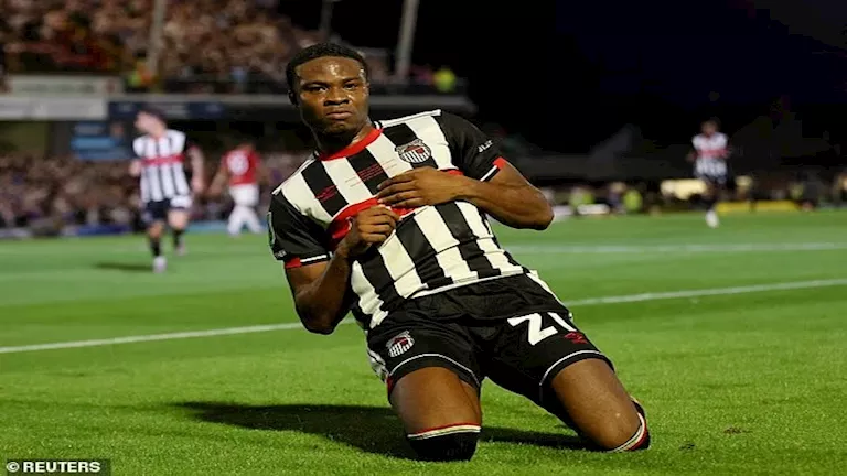 كيف أطاح وارن بمانشستر يونايتد؟