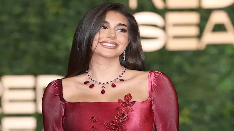 أنوثة وجاذبية.. ياسمين صبري بفستان ساحر- بـ 200 ألف جنيه