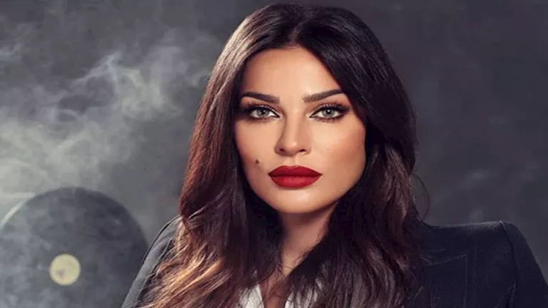 نادين نجيم بإطلالة جريئة في حفل ملك جمال لبنان 2025.. مصممة أزياء تعلق