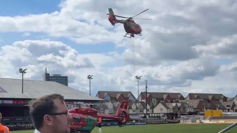 تأجيل مباراة في الدوري الإنجليزي وإخلاء الملعب بعد هبوط طائرة