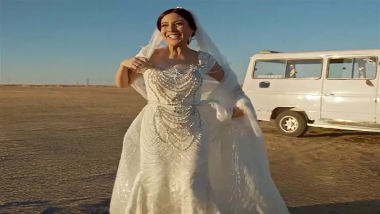 مي كساب تنشر صورًا بـ فستان زفاف وتعلق: “عروسة كل يوم”