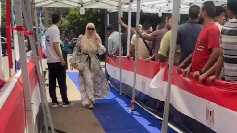 بالصور.. سما المصري تظهر بالحجاب أثناء الإدلاء بصوتها في انتخابات الشي