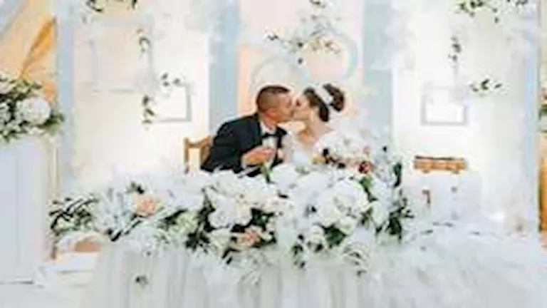 “تجربة غريبة”.. زوجان فرنسيان يبيعان دعوات زفافهما للغرباء