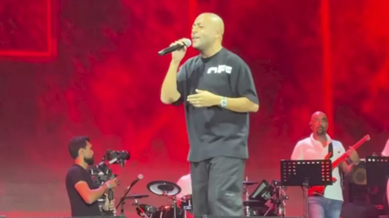 يفتتحه بأغنية “ده حكاية”.. 7 صور من حفل تامر عاشور في “العلمين الجديدة