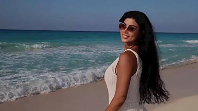 “فستان جريء”.. كارولين عزمي وسط البحر بالمصيف والجمهور يعلق (صور)