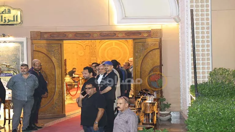 أحمد عيد يستقبل الوافدين على عزاء الراحل سيد صادق