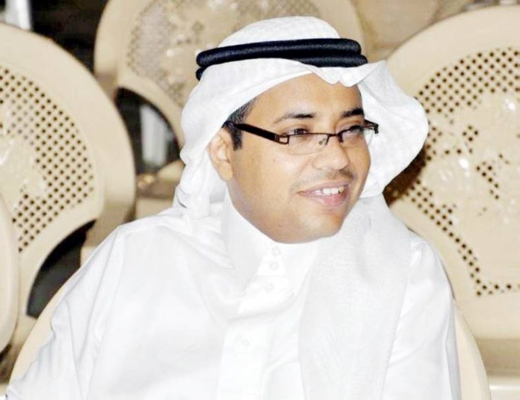 إبراهيم زولي يلامس شغف القُرّاء بـ«ما وراء الأغلفة»