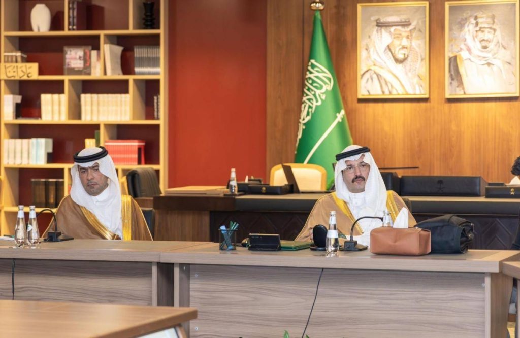 أمير عسير ووزير البلديات يستعرضان مشاريع المنطقة