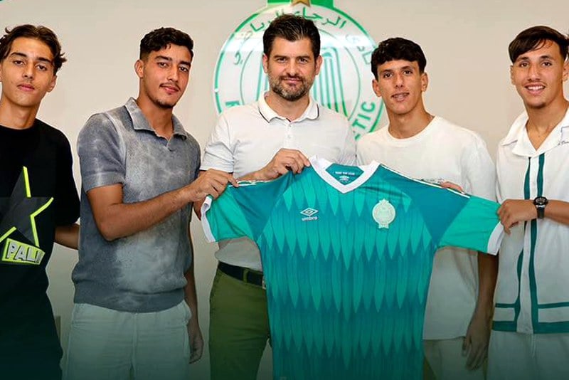 نادي الرجاء يوقع أربعة عقود احترافية