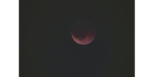متحف الفضاء يوثق ظاهرة خسوف القمر الكلي الأولى والأخيرة لهذا العام