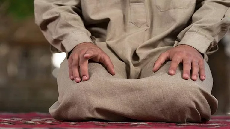 ما الحكمة من تحريك إصبع السبابة في التشهد وتحديده دون غيره من الأصابع؟