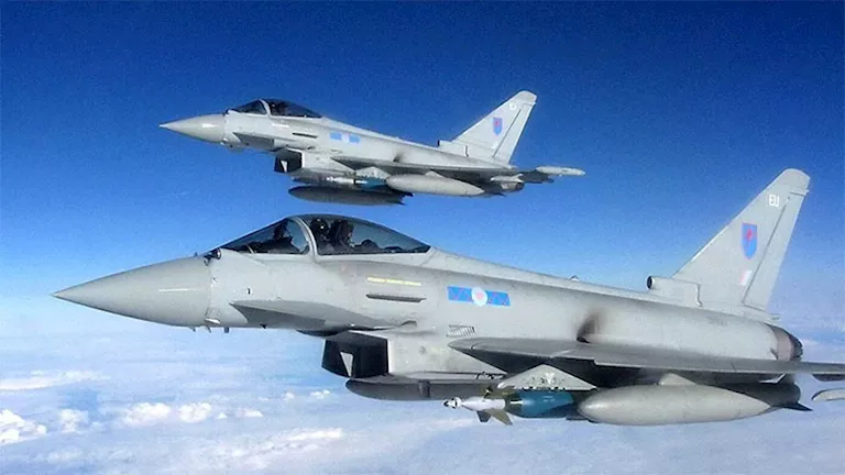 مغامرة قاتلة تنتهي بمعجزة.. طفل ينجو بعد اختبائه داخل عجلة طائرة