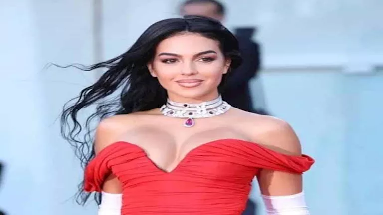 جورجينا بفستان جريء.. كيف نسقت إطلالتها؟