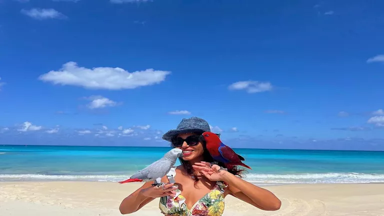 بـ”بغبغان وإطلالة جريئة” أحدث ظهور لـ نسرين أمين أمام البحر (صور)