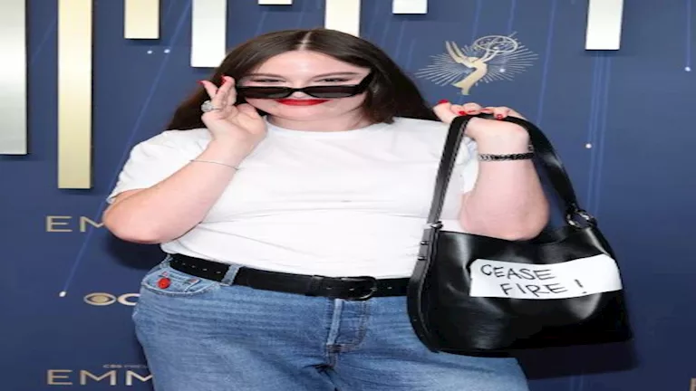ممثلة أمريكية تُطالب بوقف إطلاق النار على ريد كاربت حفل الإيمي 2025-