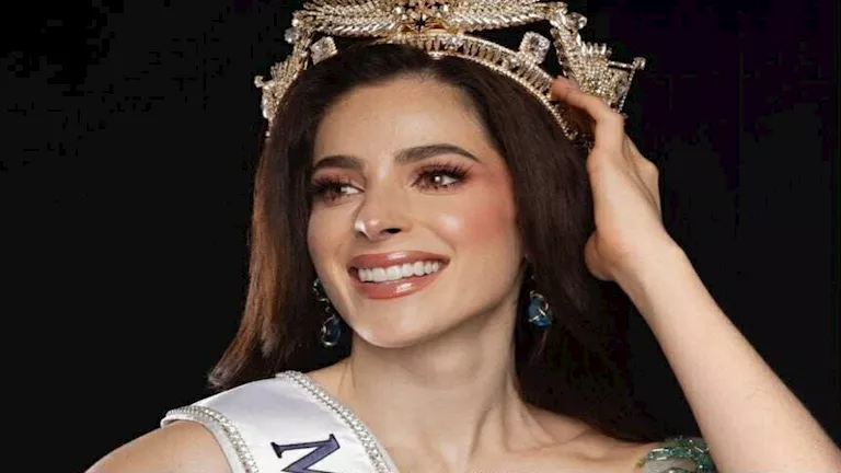 جمالها جذاب.. تتويج فاطمة بوش بلقب ملكة جمال الكون 2025