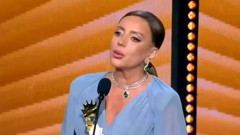 شكران مرتجى تبكي بعد تكريمها من “موريكس دور” وتهدي الجائزة لكل السوريي