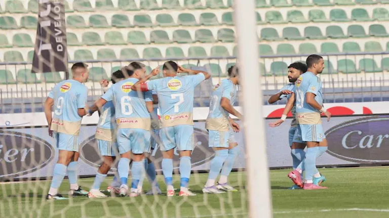 “رغم موافقة الأهلي”.. تعثر صفقة رحيل نجم الفريق