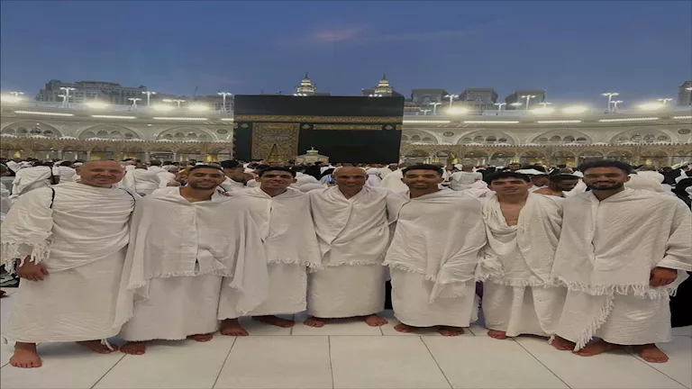 بينهم ماييلي.. لاعبو بيراميدز يؤدون مناسك العمرة بعد الفوز على الأهلي