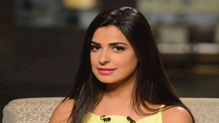 رانيا منصور تتألق بفستان أزرق ملكي.. سر اللوك