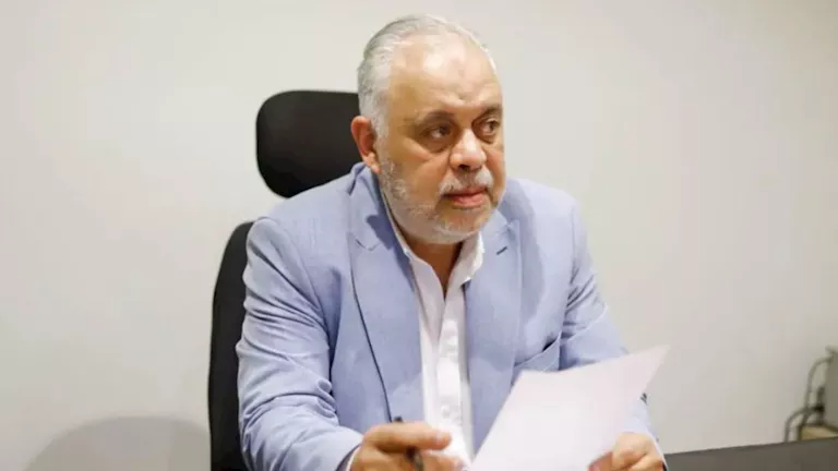 أشرف زكي يعلق على تتويج أبطال مسرحية سقوط حر بجائزة مهرجان قرطاج المسر