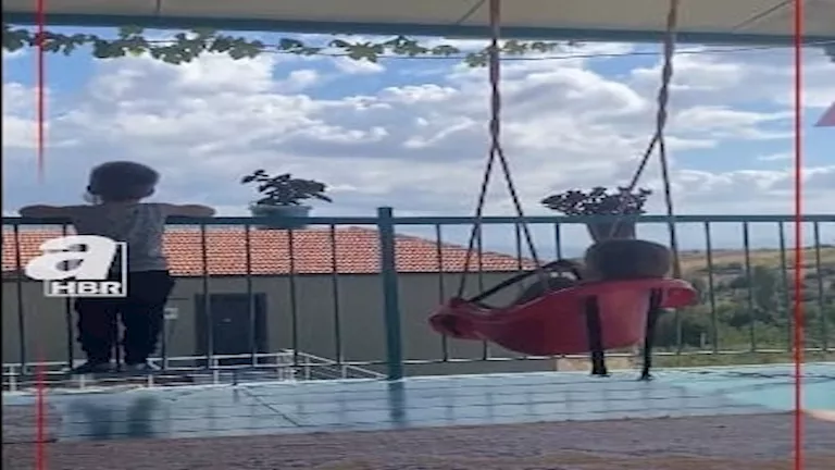 “بلغ سلامي”.. شاهد طفل يبعث رسالة إلى الكعبة عبر طائرة في السماء