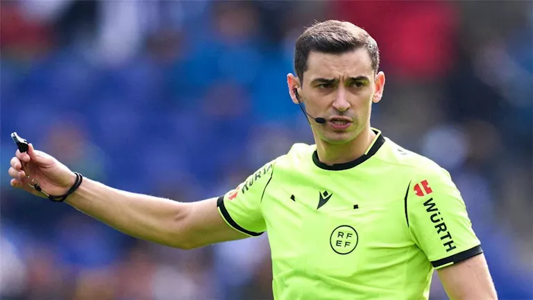 أليخاندرو مونييز رويز حكم مباراة الأهلي والزمالك