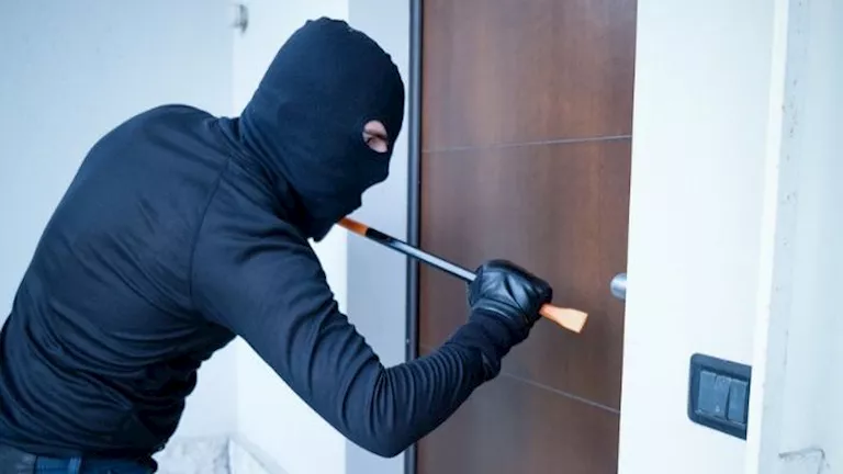 شاب يسرق تسع منازل لإبهار صديقته.. وهكذا انتهى الأمر