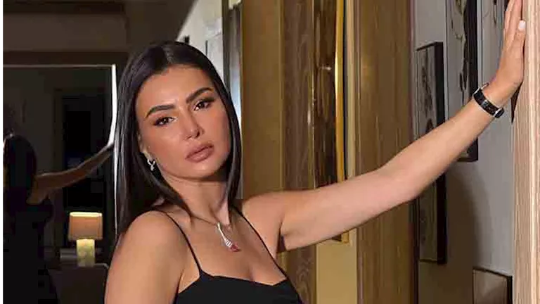 بالصور| دينا فؤاد تخطف الأنظار بإطلالة أنيقة.. والجمهور: فنانة جيلها