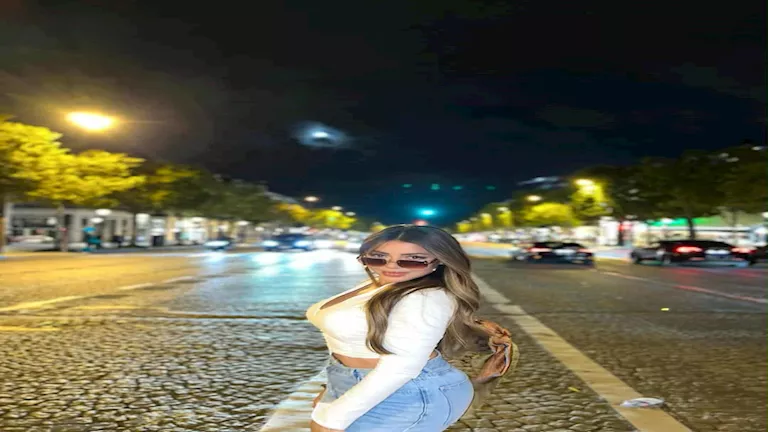 سارة سلامة تتألق في قلب باريس بلوك جذاب- سر الإطلالة