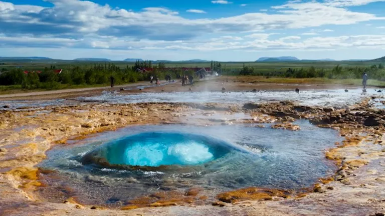 بينها “برج الشياطين” و”تلال الشوكولاتة”.. أغرب عجائب طبيعية في العالم