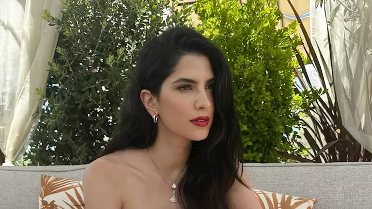 كارمن بصيبص بفستان جذاب.. لماذا اختارت هذا اللون؟