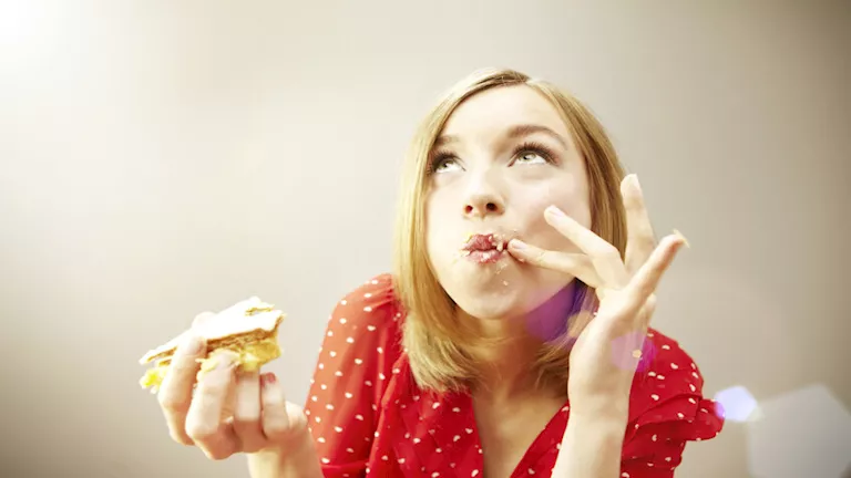 كيف يخفف تناول الطعام ببطء من القلق والتوتر؟