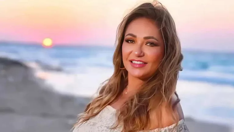 ليلى علوي تخطف الأنظار بالأسود في رابع أيام الجونة